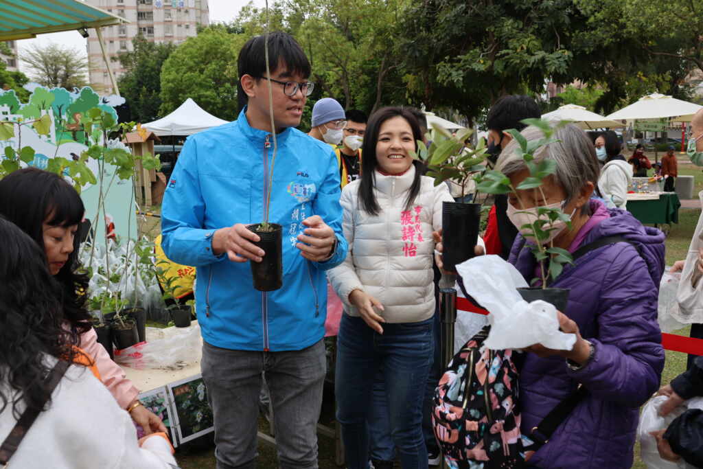 ▲員林市公所主任秘書賴冠宇代表市長游振雄出席主持活動，並發放樹苗，讓市民朋友攜回，鼓勵大家共同為植樹造林、呵護臺灣盡一份心力。（記者林明佑翻攝）